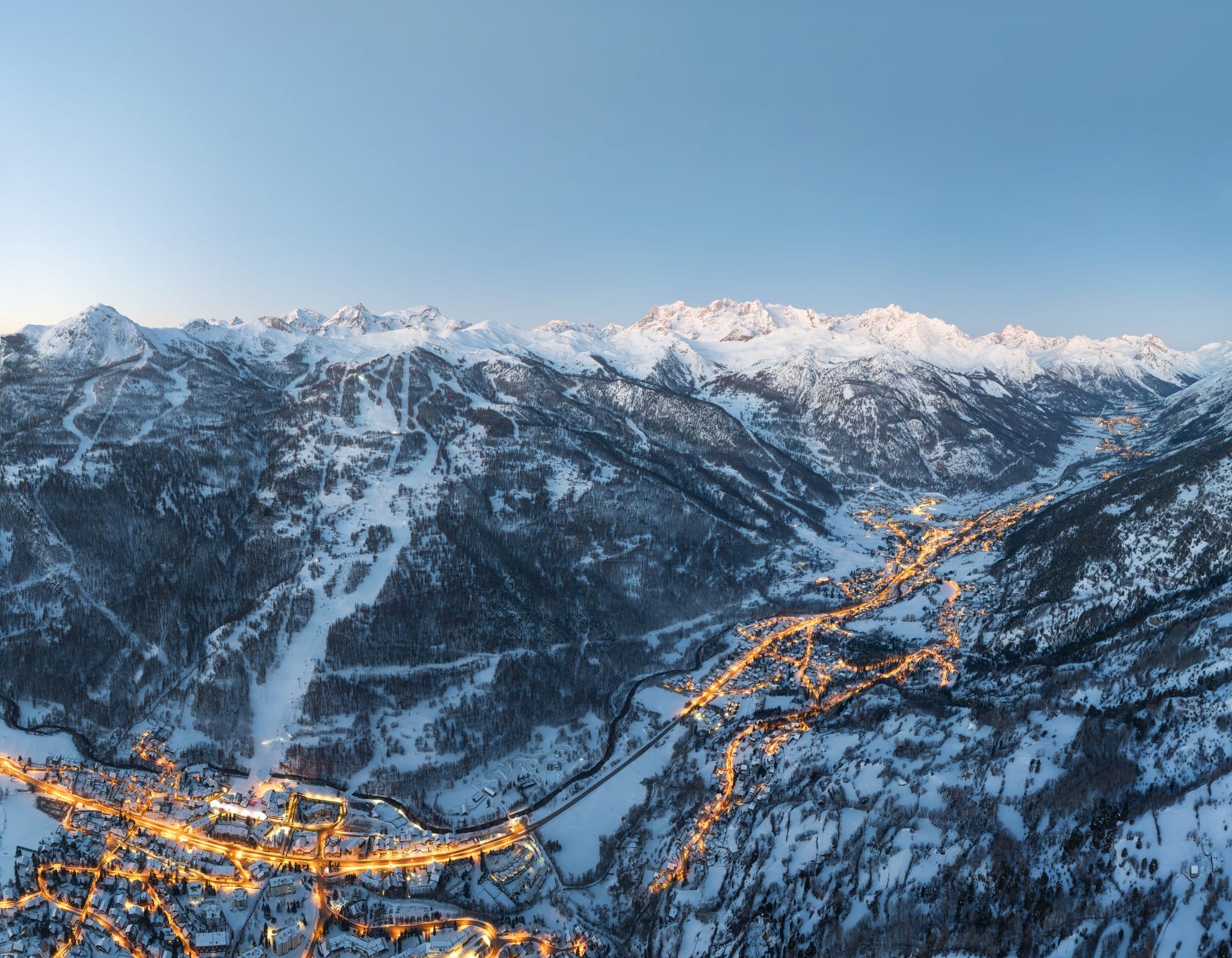 sneeuw bergen dorp